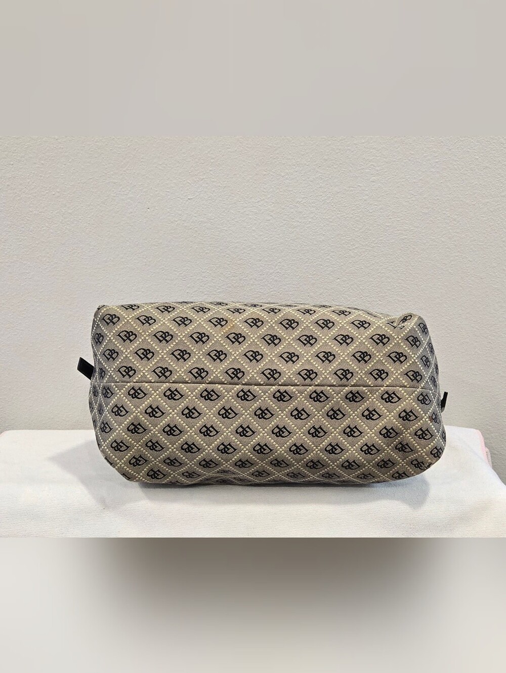 Dooney & Bourke Vintage Large Black and Gray Signature Monogram Shoulder Bag - Picture 5 of 16
